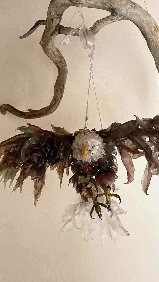 白頭鷲 | スワッグver.

スワッグをイメージしたボタニカルモチーフのパーツを身体と翼に見立てて制作しました。
向かって右翼は枯葉を、左翼・尾羽とお腹・背面は複数のモチーフを組合せ敷き詰めて形創っています。

猛禽類の鋭い眼光を表現したく、眼球に見立てたパーツには今回特に拘りました。

一見不自然な脚の角度にすることで、躍動感を上手いこと表現できたかなと。

cover photo by
@a_liberty_77 

-——
接着剤、針金未使用
my artwork do not contain wires, adhesives. Just plastic-bottles.

#ペットボトルアート #ゴミアート #スワッグ #plasticbottleart #recycledart #upcycledart #trashart #baldeagleart