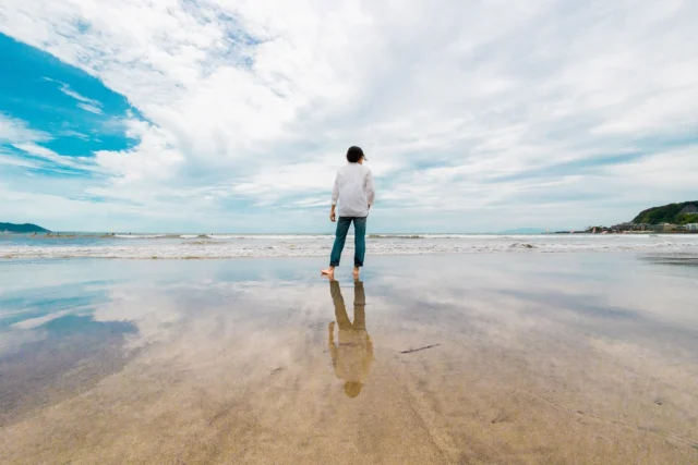 パリへ

いつの日か、、
日本だけに留まらず海外でも活動したい。
本格的に創作活動をはじめた約2年前に抱いた漠然とした目標。

-----
今年の3月にセブ島の海上スラムで自分の技術を提供して、炎天下の中清掃活動で回収したゴミから、皆んなが制作したアート・商品を収入源にする活動に関わらせてもらってます。徐々に成果に繋がっている嬉しい報告も。
@eco_project_by_anyas_home 
@ngos_anyas 
@toshikazuyoneda 
@takahisa_taniguchi 

-----
正直なとこ、創造性で生計を立てるのは本当に簡単じゃないなと、、
約15年間、会社員として過ごしてきた志向やパターンに今も惑わされること多々。ただ、確実に3年前の自分からは想像すらできなかった現在。
制作活動や清掃活動を通して繋がれた方々、家族に支えられながら続けられている、と。

今回のパリでの展示は、所謂アート展ではなく、日本酒を通した日本食・文化のイベントです。お話しをいただいた時はミスマッチな思いが先行しましたが、、行ってみたい、やってみたいが勝りました。（会社員志向とパターンなら確実に回避案件笑）

自分が何をしたいのか色々と定まっていないけど、心がワクワクすることを優先した生き方を貫こう、と。

今回のご縁のキッカケをくれた、
@yukiko.dias 
@ayumi.hym 
@madoka_ideguchi 
感謝を込めてm(_ _)m

-----
2年も経つけど、ホントいい写真👍元気？！笑
@masa.wls 

---
と、言うことでタイミング良くパリに居る方いたら会いましょー🙋（9/27〜10/1）

#ペットボトルアート #ゴミアート #plasticbottleart #recycledart #upcycledart #trashart