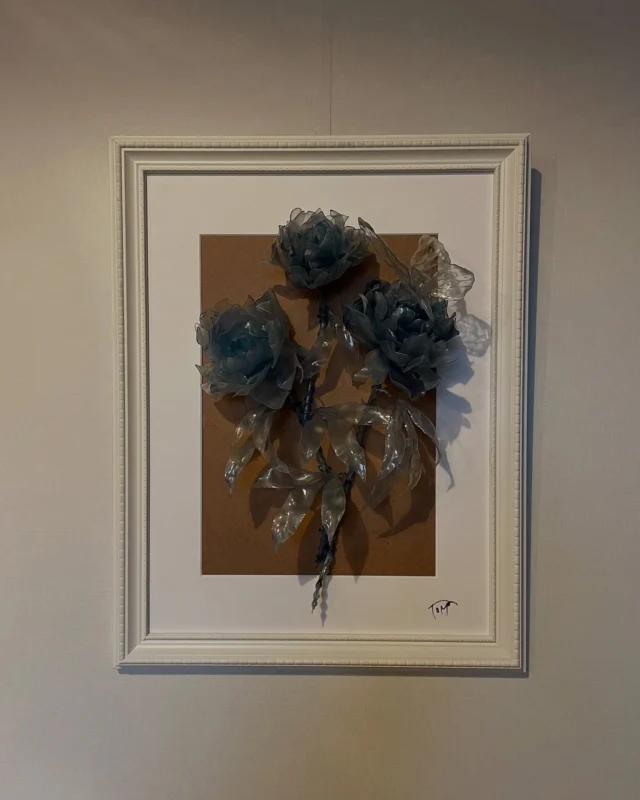 Plastic-Bottle Art Flower

芍薬モチーフに蝶を加えたアートフラワー。
［藍］の粉末で着色しています。
絵画（平面）では現れない影も作品の一部として楽しめる要素になっています。

作品の完成度を高めたくて、
色々考えた後、額がやっぱり様になりました。
こちらはIKEAで購入後、結局使わなかったものを使ってみました。
今後も不要になったものや、廃材から額を自作していこうと考えています。

//こちらの作品はご購入が可能です。DMにてご連絡ください。///

————
The Plastic-Bottle Art Flower peony motif with a butterfly. Colored with [Japan indigo] 
Shadows that do not appear in paintings are also an element that can be enjoyed as part of my artwork.

I wanted to improve the quality of my artwork, After thinking about it a lot, framed was the best.
This frame was made from something I bought at IKEA but didn’t use.
I am thinking of making my own frames from things that are no longer needed or from scrap wood future works too.

//This artwork is available for purchase. Please send me a DM.///
————

接着剤、針金未使用
my artwork do not contain wires, adhesives. Just plastic-bottles.

#ペットボトルアート #ゴミアート #plasticbottleart #plasticbottleflowers #upcycledart #trashart #recycledart